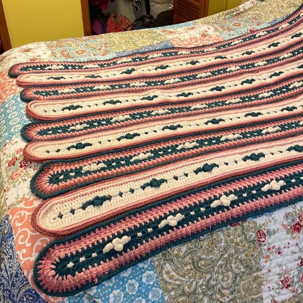 GOURGEOUS HAND‎ CROCHETED AFGHAN IN DUSTY ROSE AND BLUE